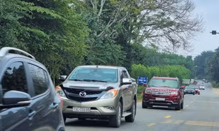 Xe cộ nườm nượp trên đường Hồ Chí Minh
