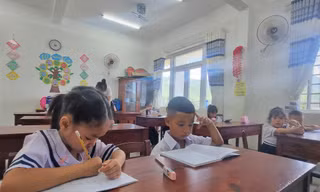 Phụ huynh 'chê' trường mới đã cho con đến lớp, đề nghị hỗ trợ xe đạp