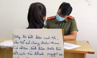 Bị dừng xe kiểm tra, cô gái rút điện thoai livestream xúc phạm CSGT