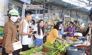 Người dân Đà Nẵng đổ ra chợ, siêu thị mua đồ trước bão