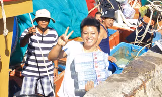 Rộn ràng ra khơi, ngư dân mong dầu hạ thêm, cá lên giá nữa