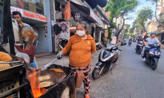 Lò lửa, chảo dầu sôi sùng sục tràn xuống lòng đường khiến dân Đà Nẵng khiếp vía 