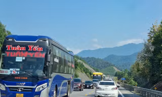 Dòng người rời quê sau Tết, cao tốc Cam Lộ - La Sơn - Túy Loan đông như hội