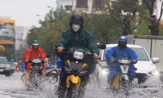 Đà Nẵng mưa từ sáng đến trưa, nhiều người sợ ngập nháo nhào tìm lối thoát 