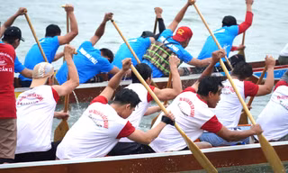Người dân Đà Nẵng vây kín bờ sông xem đua thuyền gay cấn