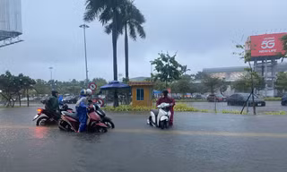 Đà Nẵng ngập do mưa lớn, nhà trường thông báo khẩn học sinh không tới lớp