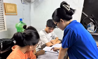'Thầy cô áo xanh' chạy nước rút cùng sĩ tử khó khăn