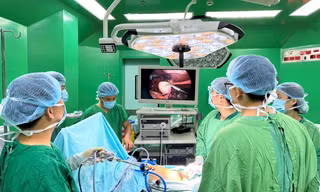 Bé trai 14 tuổi có tinh hoàn 'chạy lạc' lên ổ bụng 