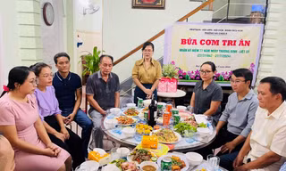 Nấu cơm cho gia đình liệt sĩ