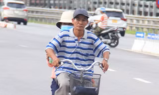 Cha nghèo đạp xe 'cà tàng' chở con đi thi giữa phố Đà Nẵng