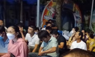 Phụ huynh chen chúc từ 2 giờ sáng nộp hồ sơ cho con học mẫu giáo 