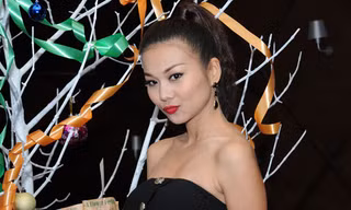 Thanh Hằng vai trần dự tiệc