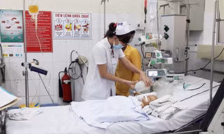 Trẻ đuối nước được cấp cứu tại BV Nhi đồng 1. Ảnh: HÀ PHƯỢNG