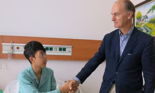 Chính nghị lực của Tuấn đã thuyết phục GS Mc Kinnon kiên trì 4 lần quay trở lại Vinmec làm những gì tốt nhất cho em
