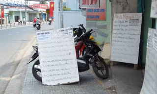 Trước cửa trung tâm trên đường Phan Văn Trị chỉ có mấy tấm biển cũ Ảnh: G.H