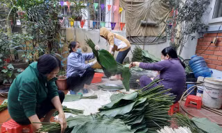 Hàng xóm láng giềng chung tay 'đụng' bánh chưng