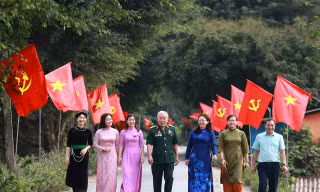 Hình ảnh thành phố biên cương rợp cờ hoa mừng ngày hội non sông