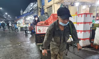 Vã mồ hôi trong rét 8 độ C ở chợ Long Biên