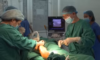 Lào Cai điều động luân phiên cán bộ y tế tuyến trên xuống hỗ trợ, đào tạo tuyến dưới