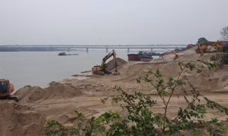 Cảnh sông Hồng qua Hà Nội bị bóp nghẹt, gây nguy cơ vỡ đê cao