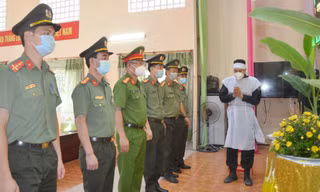 Bà nội và bố cùng mất ở quê, chiến sỹ cảnh sát cơ động chịu tang nơi chống dịch