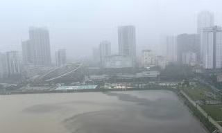 Vụ hồ điều hòa ở Hà Nội đen kịt nước bẩn: Cứ mưa to là xả nước cống vào hồ?