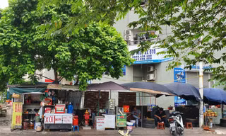Hà Nội: Hàng quán chiếm vỉa hè khu đô thị, che cả trụ nước cứu hỏa
