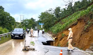 Mưa lớn trong đêm, quốc lộ 4D xuất hiện 'hố tử thần'