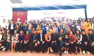 Hình ảnh xúc động tại buổi thăm hỏi học sinh, sinh viên vụ cháy chung cư mini ở Hà Nội