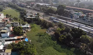 Tứ bề san lấp, lấn chiếm, hồ lớn cạnh Ga Gia Lâm có nguy cơ bị 'xoá sổ'