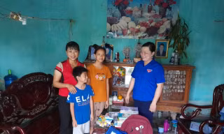 Nhà sách Tiền Phong nâng bước hai trẻ mồ côi đến trường