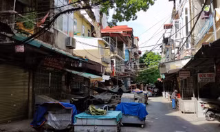 Ngắm cảnh khác lạ của chợ Trời Hà Nội giữa những ngày giãn cách xã hội