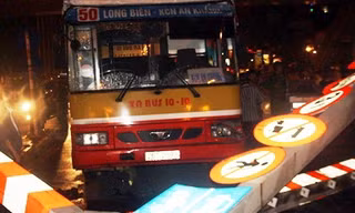 Xe buýt 'đại náo' cầu vượt