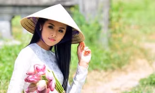 Ngọc Hân thuần khiết bên hoa sen