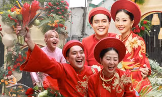 Khả Như gây chú ý với màn đạp xích lô "đưa bạn về dinh" trong lễ vu quy của Liêu Hà Trinh