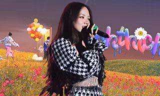 Úp mở bóng dáng chàng trai trên poster, "Thích Thích" là MV đầu tiên có nam chính của Phương Ly?