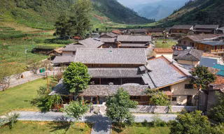 Ngôi nhà miền núi lấy cảm hứng từ những viên ngói lạ 