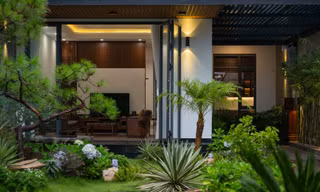 Nhà hướng chính Tây lùi khối nhà về sau nhường chỗ cho sân vườn