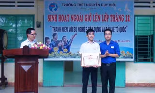 Nguyễn Tấn Hiếu nhận Bằng khen tuyên dương và học bổng sáng nay