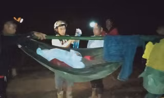 Nhóm thanh niên khiêng cô gái bị đau bụng vượt gần 40km để đưa đi cấp cứu. Ảnh CTV