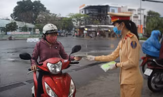 Đoàn thanh niên Công an TP. Tam Kỳ phát khẩu trang miễn phí 