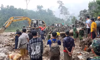 Căng sức tìm kiếm người bị vùi lấp, gấp rút tiếp tế cho 3.000 hộ dân bị cô lập
