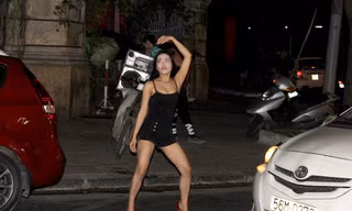 Kiều nữ nhảy sexy bán kẹo, kiếm bạc triệu mỗi đêm