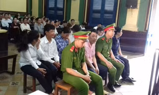 Các bị cáo tại phiên tòa. Ảnh: Tân Châu.
