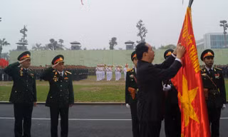 Chủ tịch nước Trần Đại Quang gắn Huân chương Quân công hạng Nhất lên lá cờ Quyết thắng của Binh chủng Đặc công.