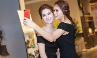 Ngọc Trinh 'ngó lơ' Khắc Tiệp, ríu rít bên Ngọc Thạch tại sự kiện
