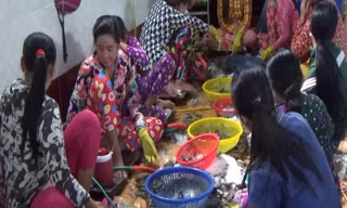 Lại phát hiện bơm tạp chất vào tôm