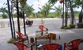 Bị đập ly bia vào đầu vì mắng bạn nhậu là...nhóc con