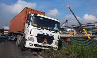 Xe container lơ lửng trên mép hầm công trình sâu hàng chục mét.