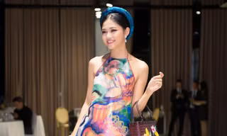 Á hậu Thanh Tú khoe vai trần quyến rũ đi xem show Tinh hoa Bắc Bộ